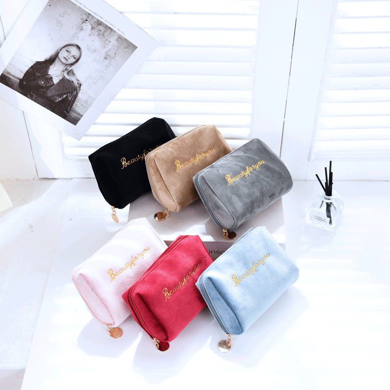 حقيبة مكياج مخملية ناعمة بالشكل المثمن