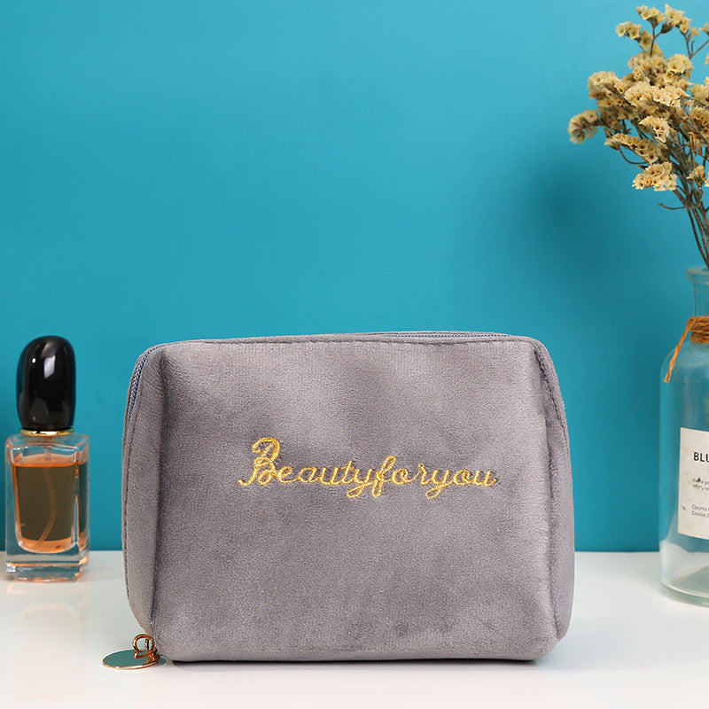 حقيبة مكياج مخملية ناعمة بالشكل المثمن