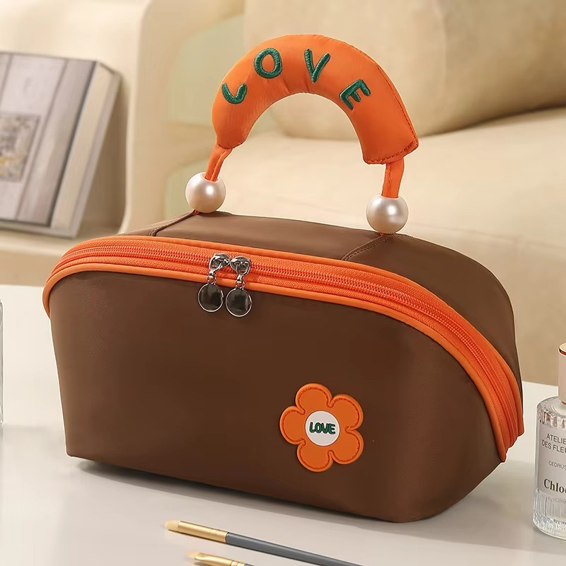 حقيبة مستحضرات التجميل