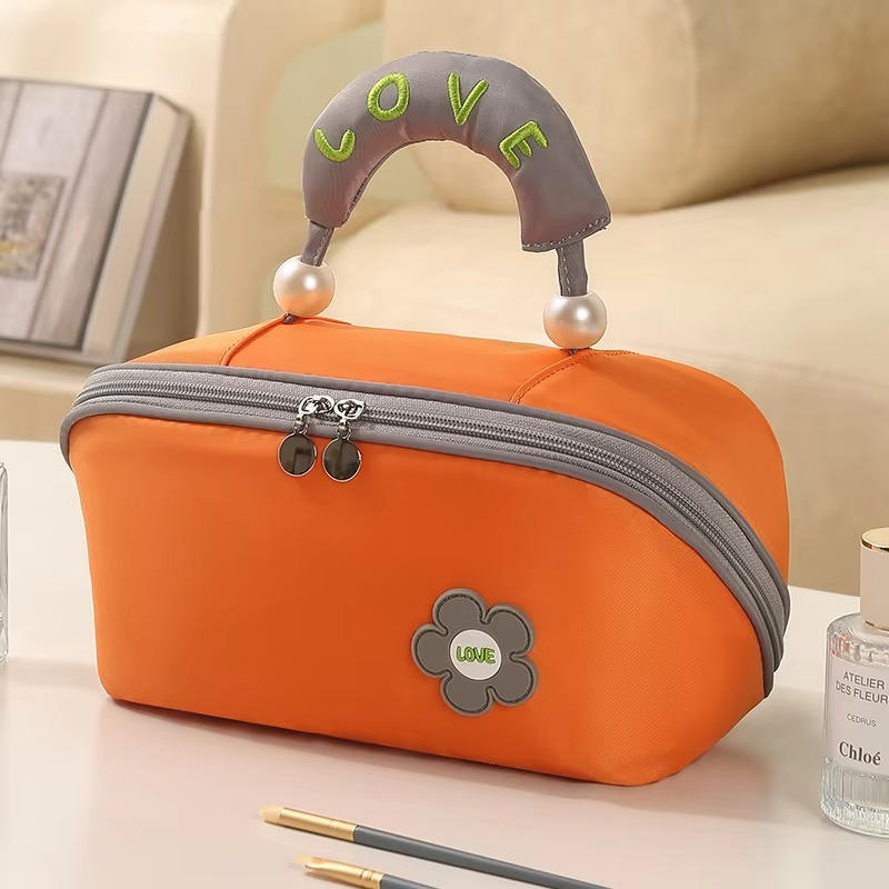 حقيبة مستحضرات التجميل