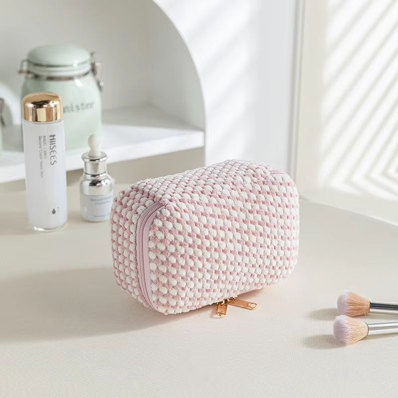 Large Capacity Four-Piece Velvet Cosmetic Bag Set - مجموعة حقيبة مستحضرات تجميل مخملية كبيرة السعة مكونة من أربع قطع