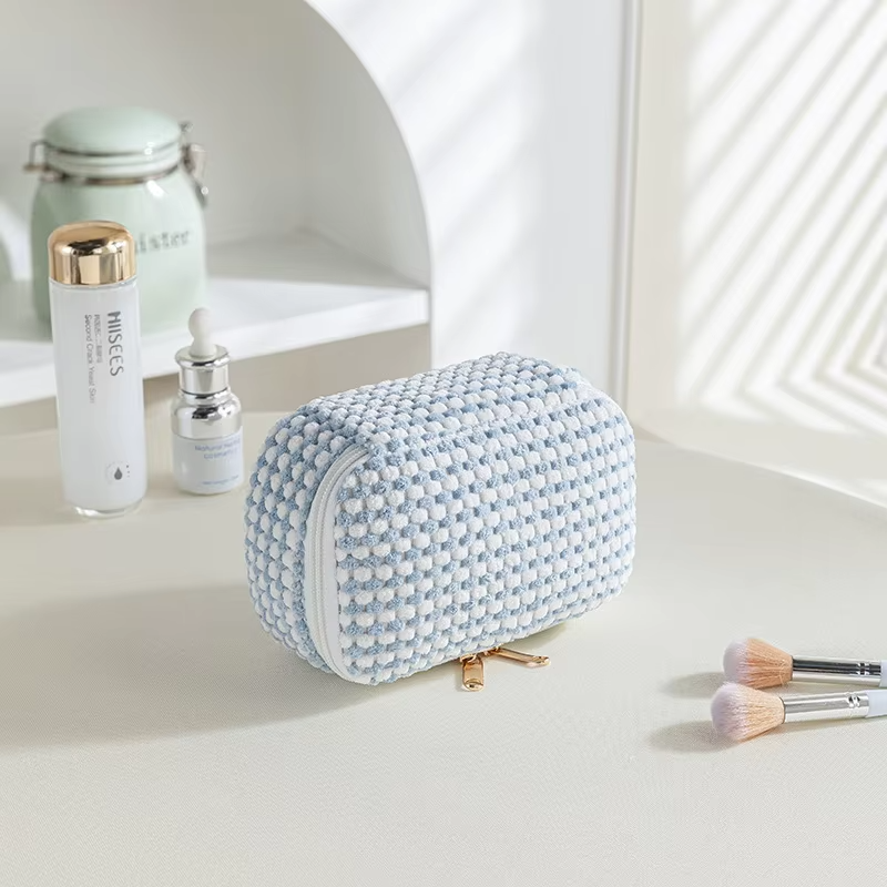 Large Capacity Four-Piece Velvet Cosmetic Bag Set - مجموعة حقيبة مستحضرات تجميل مخملية كبيرة السعة مكونة من أربع قطع